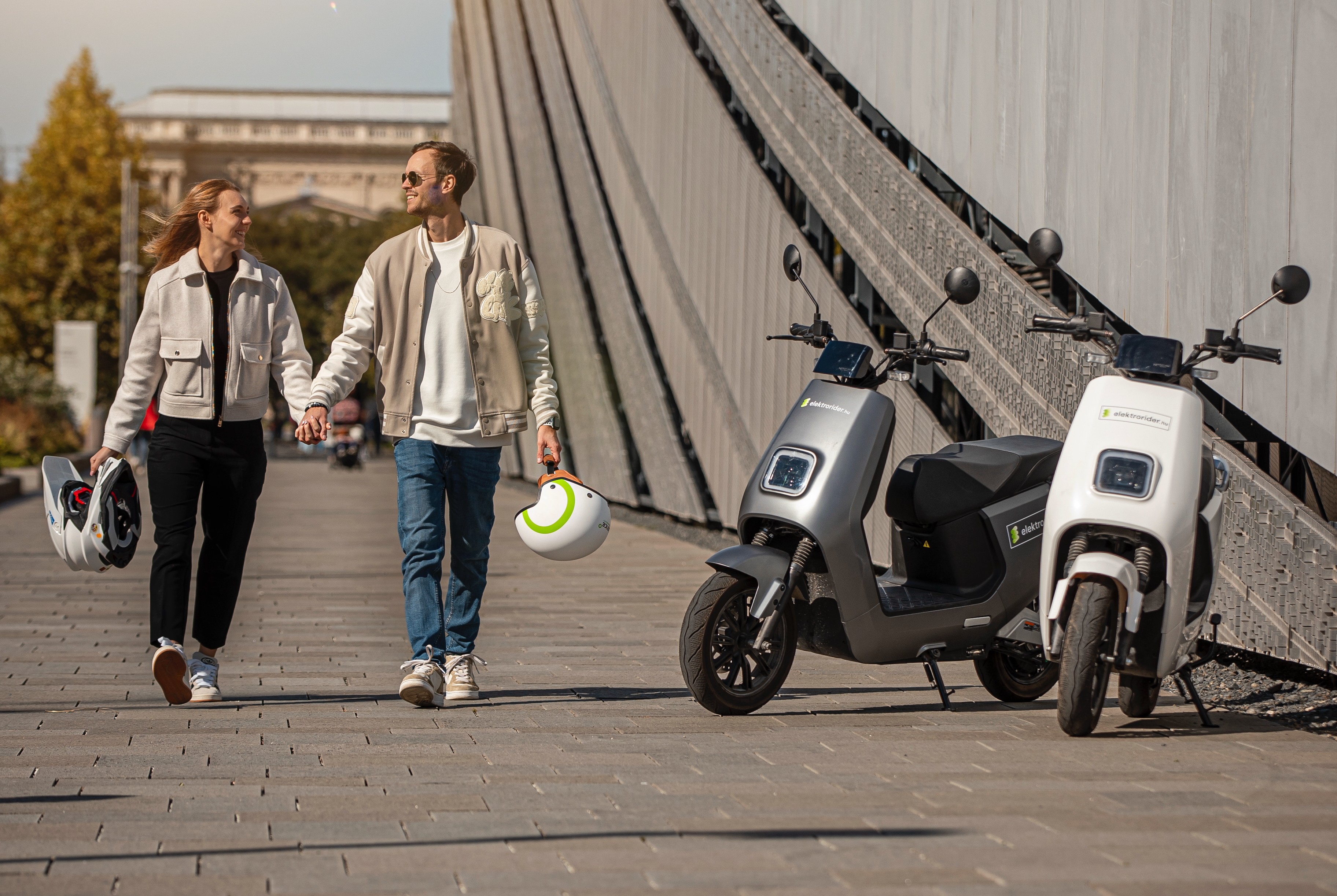 Nmoto LX08 elektromos robogó az Erzsébet hídon